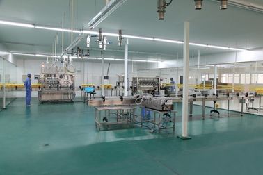 Lo SpA controlla la linea di produzione del detersivo liquido per l'industria chimica